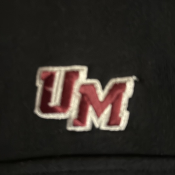 Vineyard Vines XX UMASS COLLEGE (Black and Red Logo Pullover) - Picture 3 of 8